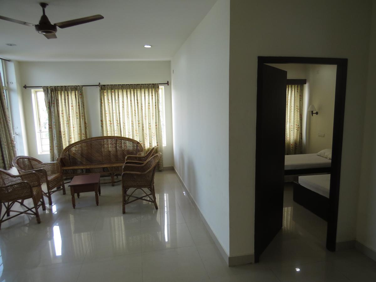Отель Lals Residency Adur Экстерьер фото