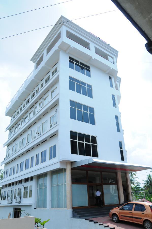 Отель Lals Residency Adur Экстерьер фото