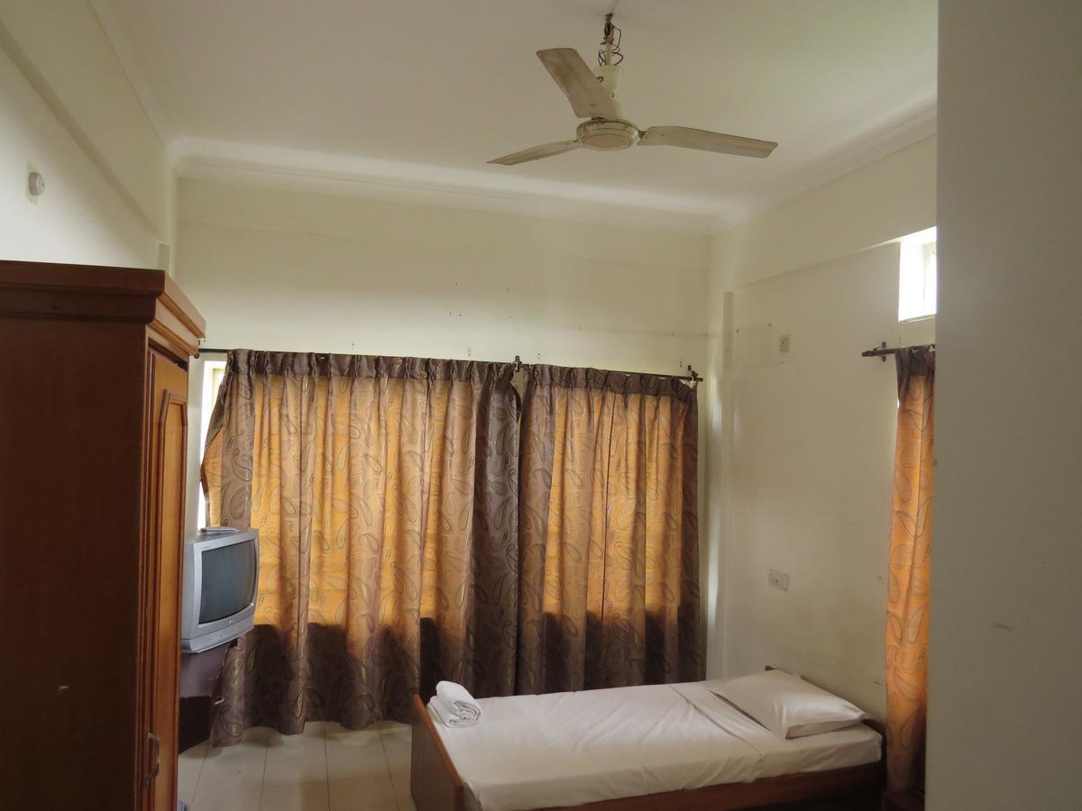 Отель Lals Residency Adur Экстерьер фото