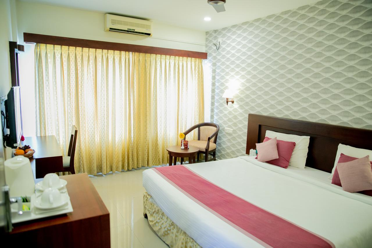 Отель Lals Residency Adur Экстерьер фото