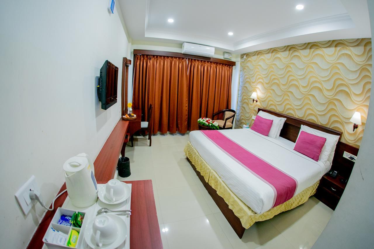 Отель Lals Residency Adur Экстерьер фото