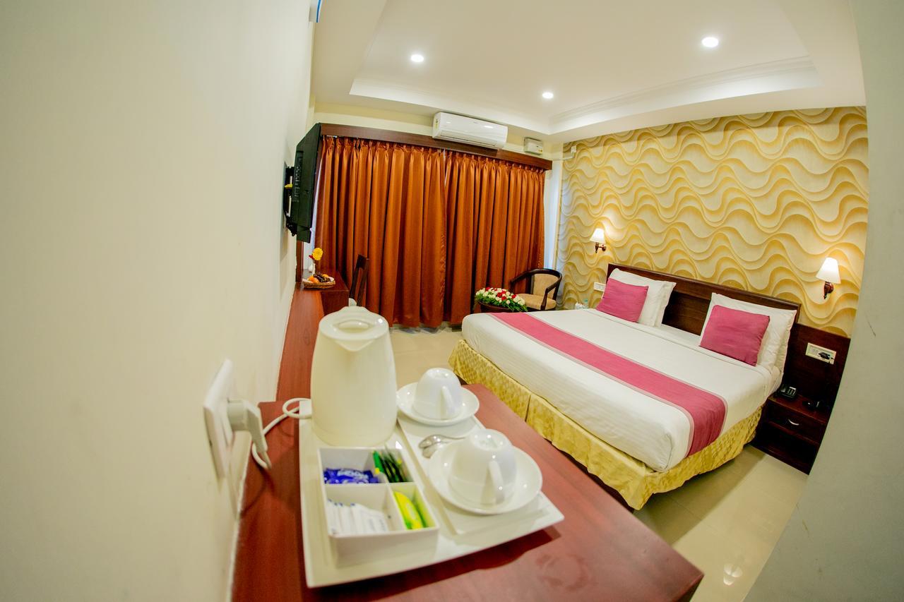 Отель Lals Residency Adur Экстерьер фото