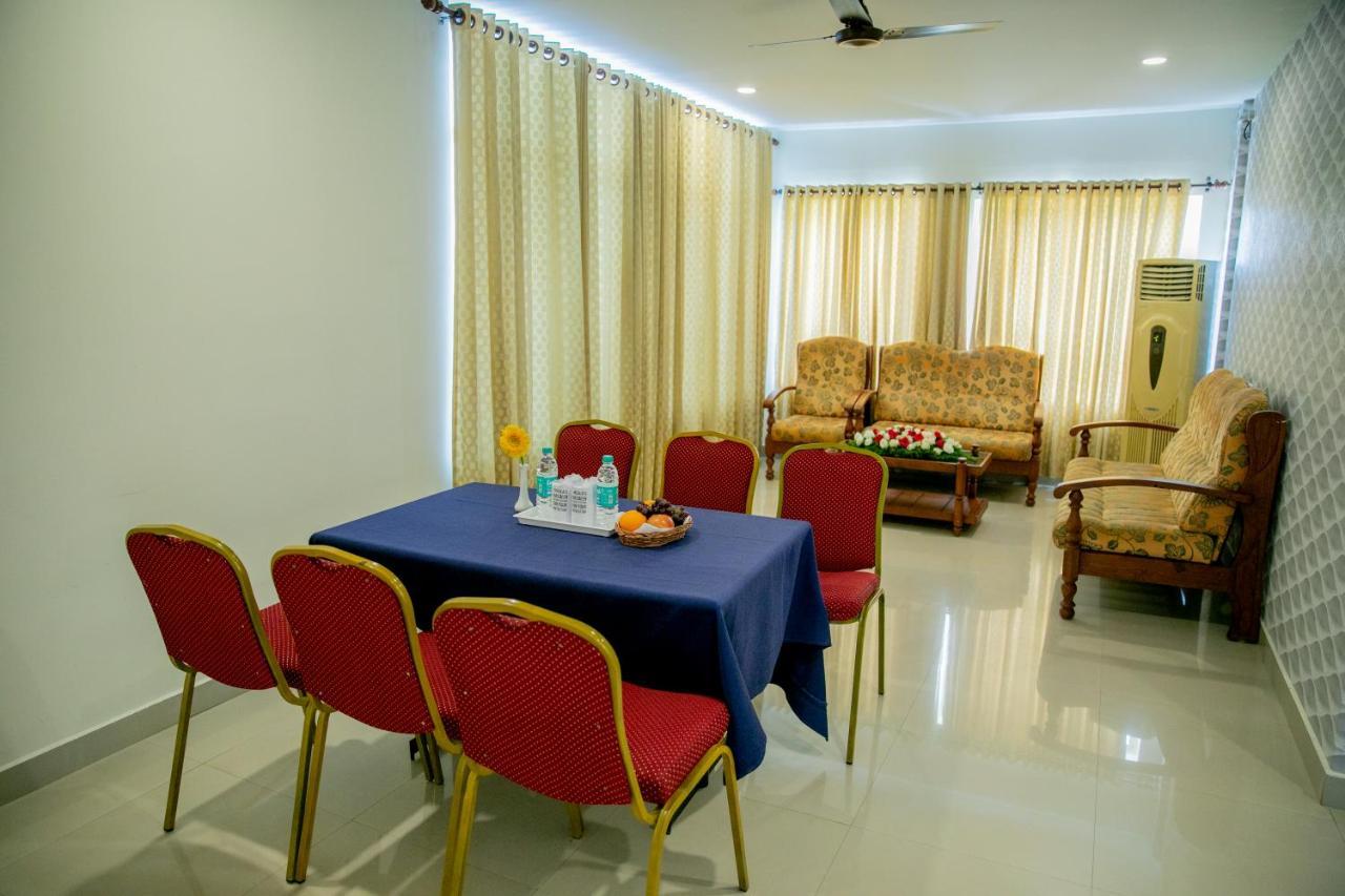 Отель Lals Residency Adur Экстерьер фото