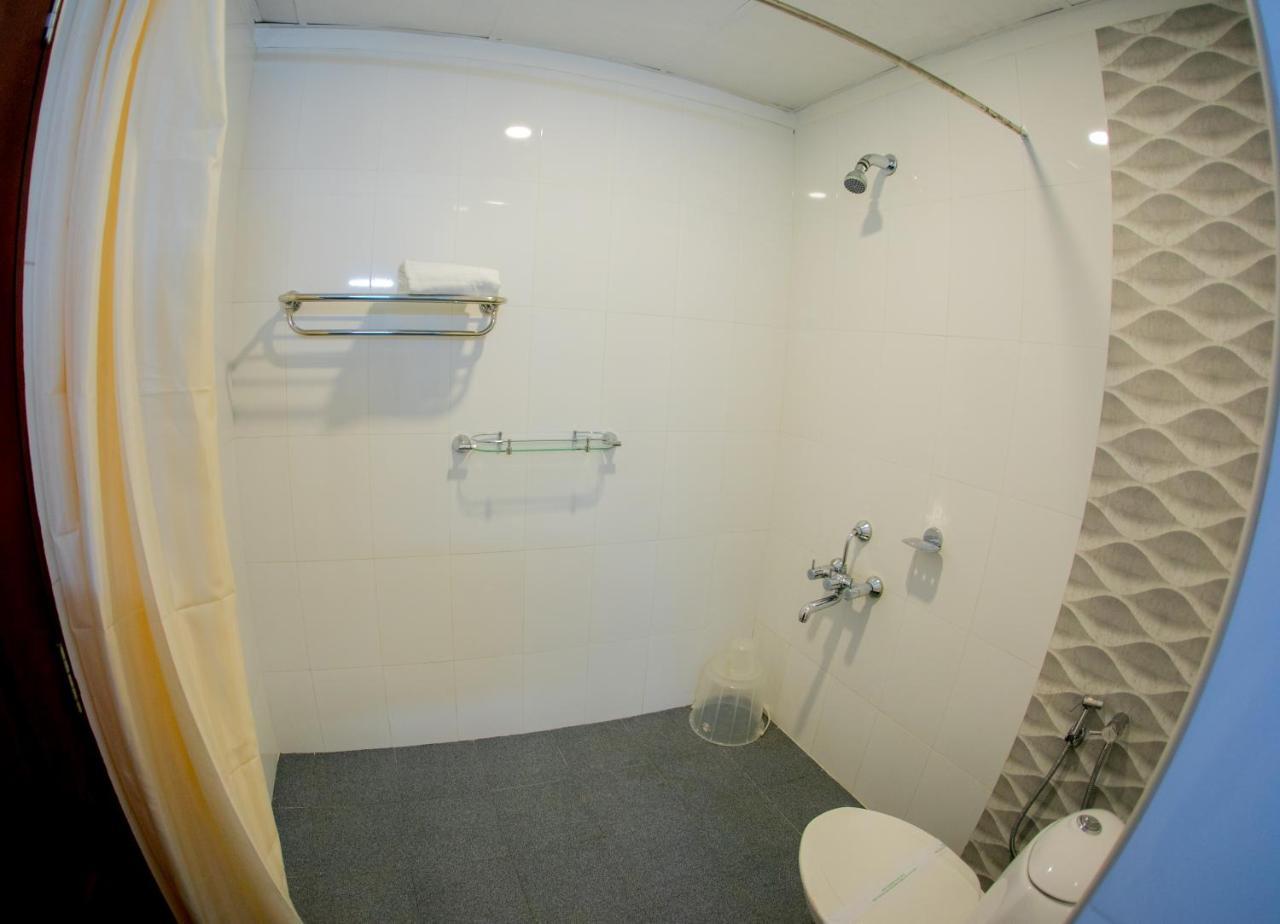 Отель Lals Residency Adur Экстерьер фото