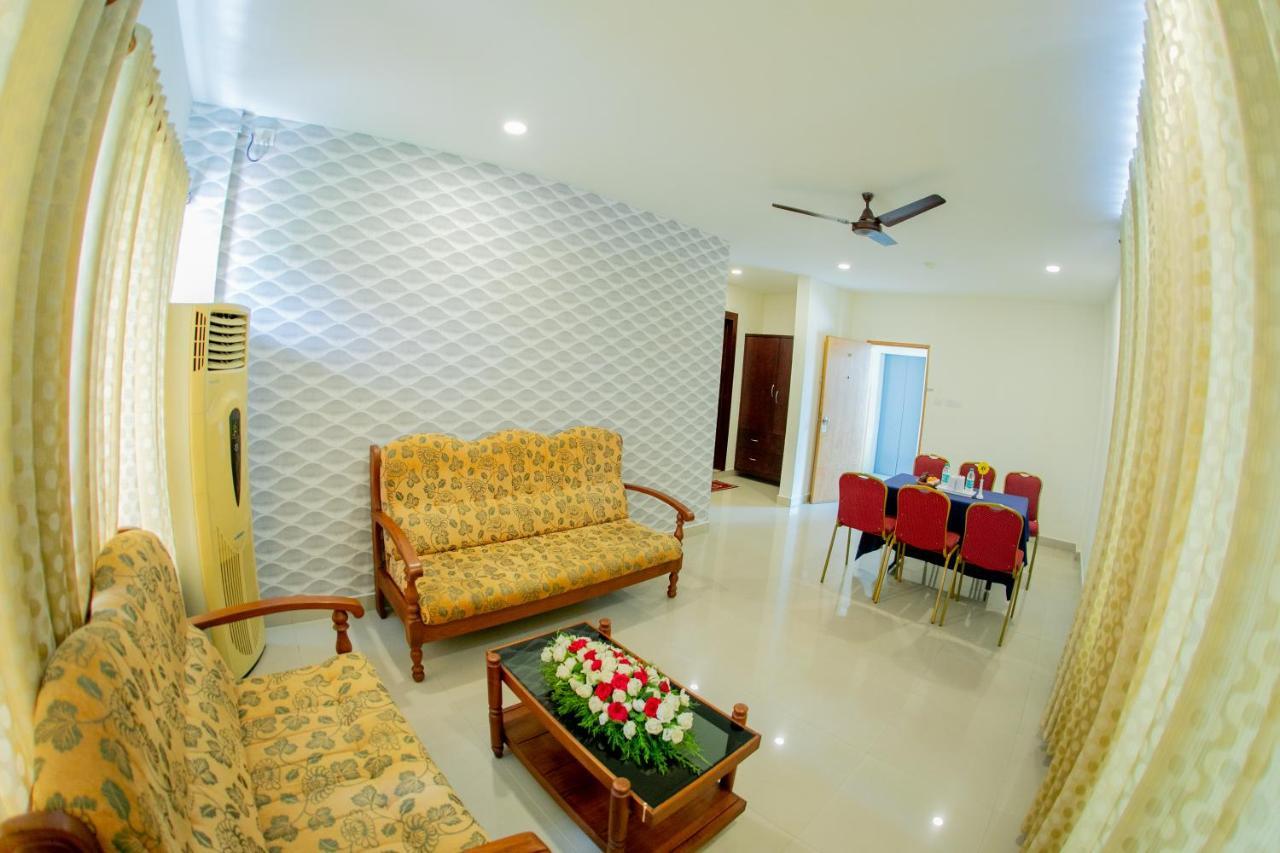 Отель Lals Residency Adur Экстерьер фото