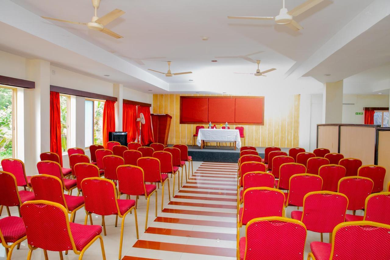 Отель Lals Residency Adur Экстерьер фото