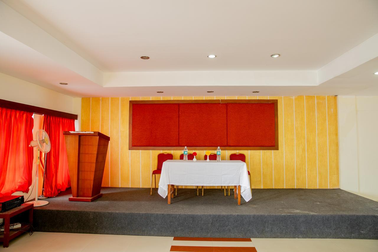Отель Lals Residency Adur Экстерьер фото