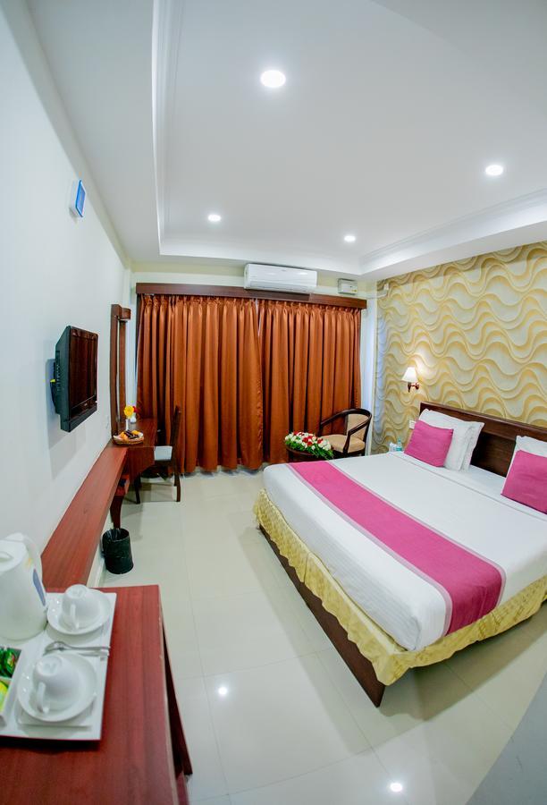 Отель Lals Residency Adur Экстерьер фото